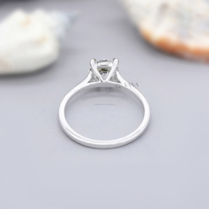 Bague de fiançailles et de mariage pour homme en or blanc 18 carats avec moissanite taille brillant simple de 1,00 carat, cadeau tendance pour demande en mariage ou anniversaire - Product Image 4