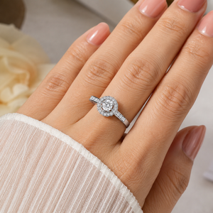 Bague de fiançailles solitaire Halo avec diamant de laboratoire, or blanc 14 carats plaqué rhodium, certifiée IGI, pour demande en mariage - Product Image 1
