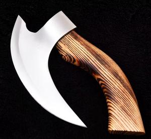 Cortador de Pizza de Acero Inoxidable Hecho a Mano con Mango de Madera Quemada, Diseño Moderno - Product Image 1
