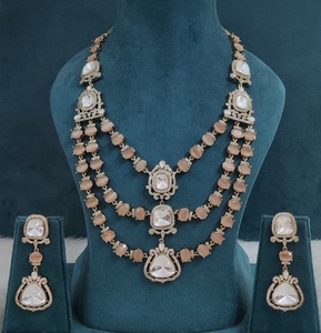 Collier de mariée de qualité supérieure à trois rangs avec de magnifiques boucles d'oreilles, léger et confortable, parfait pour les occasions festives - Product Image 2