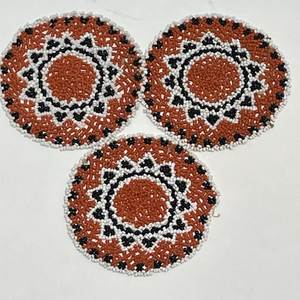 Posavasos de cuentas hechos a mano de primera calidad para recuerdos de bodas y eventos, posavasos únicos bordados con cuentas de semillas con diseño contemporáneo. - Product Image 2