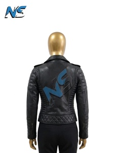 Chaqueta de Motociclista Personalizada para Mujer, Negra, de Cuero Vacuno Genuino, Invernal, Transpirable, con Cuello Mao Acolchado y Hombros Asimétricos - Product Image 3