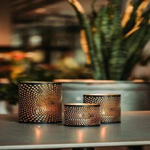 Élégant porte-bougie votif en métal conçu pour diffuser une lumière douce, créant une harmonie apaisante dans les intérieurs. - Product Image 1