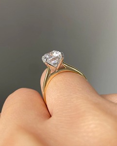 Elegante Anillo de Moissanita de 4CT con Corte Cojín, Plata 925 Bañada en Oro, Anillo de Compromiso Solitario con Pétalos y Banda Catedral de 1.8MM - Product Image 6