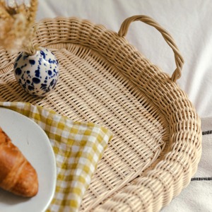 Bandeja rectangular de ratán hecha a mano con asas, bandeja tejida para servir café, té, bocadillos, desayuno, cocina y mesa de comedor - Product Image 4