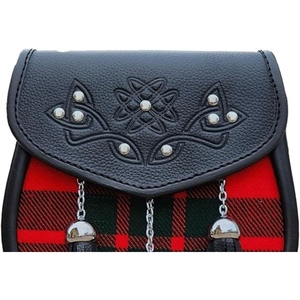 Bolso de Cuero Negro Premium con Tartán Rojo y Solapa con Grabado Celta, Tres Borlas, Accesorio Tradicional Escocés para Kilt - Product Image 3