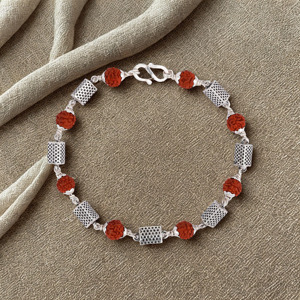 Mystic Heritage Rudraksha Pulsera Estilo clásico Adornado con cuentas de plata antiguas para la elegancia espiritual - Product Image 3