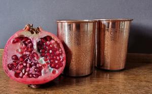 Verres en cuivre gravés au design traditionnel, idéaux pour servir les invités lors d'occasions spéciales, vaisselle en cuivre pur et utilisation à la table. - Product Image 2