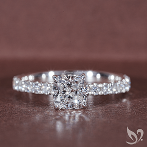 Anillo de Oro de 10K con Diamante Cultivado en Laboratorio de Corte Cojín Alargado de 1ct, Certificado por IGI, con Halo Oculto - Product Image 1