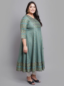 Kurti Anarkali de rayón con estampado floral verde para la colección de tallas grandes para mujer, con cuello en V y mangas tres cuartos. - Product Image 2