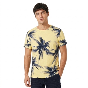 T-shirt pour homme à imprimé palmier jaune avec motif tropical bleu marine pour les vêtements de plage d'été et le style streetwear décontracté - Product Image 1