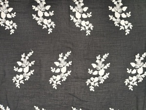 Tela de Chifón Negra Premium en Oferta con Bordado Floral Blanco Grande - Material de Georgette Texturizado para Vestidos - Product Image 4