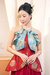 Tenue de festival en brocart vietnamien de haute qualité, inspirée des motifs Phénix, avec une silhouette élégante à superpositions KPP37 - Product Image 5