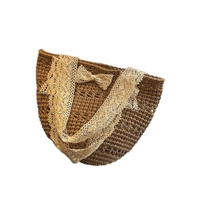 Adoptez une beauté pure et délicate avec ce sac artisanal en fil naturel, orné d'un doux nœud et d'une texture tricotée aérienne. - Product Image 5
