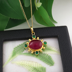 Collar con colgante de estilo moderno con gemas de rubí y jade, adornado con piedras de cuarzo esmeralda y circonitas, chapado en oro, con cadena ajustable. - Product Image 3