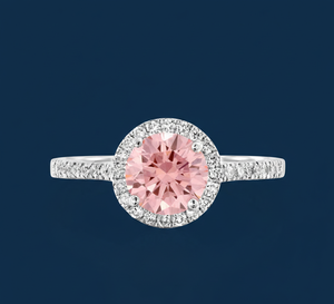 แหวนเพชรแล็บโกรว์ 1.15 กะรัต ทรงฮาโล พร้อมเพชรเม็ดใหญ่ 1 กะรัต สีชมพู ความสะอาดระดับ VVS2 ได้รับการรับรองจาก IGI ตัวเรือนทองคำขาว 14K แหวนหมั้น ขายส่ง รับสั่งทำ - Product Image 1