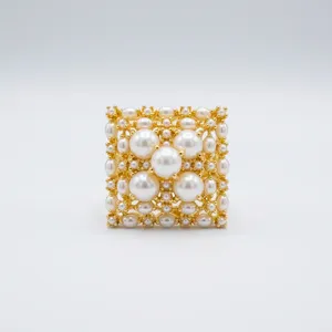 Bague de cocktail plaquée or pour femme, avec perles d'imitation indiennes et zircon, sertie en clos géométrique, bijoux de mariage et de mariée - Product Image 1