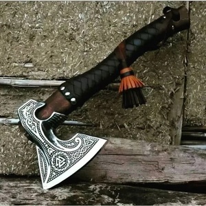 Axe Viking à barbe faite à la main A&M ENTERPRISES avec tête en acier gravée de nœuds nordiques, manche en bois enveloppé de tissu noir - Product Image 1