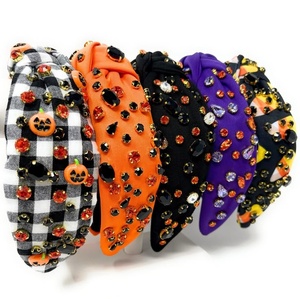Nouveaux serre-têtes perlés Halloween 2026, base noire avec motif brodé orange et blanc et texte « Trick or Treat » - Product Image 2