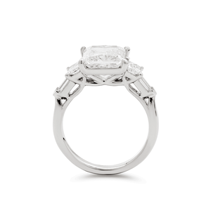 Bague de fiançailles en platine avec 5 pierres de diamant de laboratoire taille princesse de 2,5 carats, pierres latérales taille radiant et taille bullet - Product Image 5