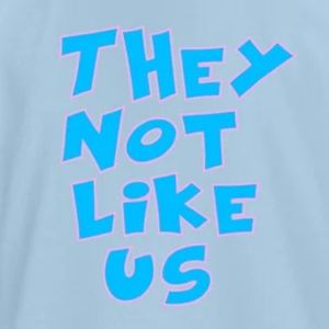 Camiseta Gráfica de Manga Corta Azul Claro para Adolescentes con Estampado de Letras Azules Audaces 'They Don't Like Us', Cuello Redondo, Informal, Juvenil, para Uso Diario - Product Image 5