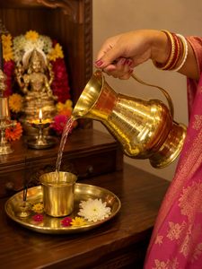 Carafe à eau en laiton pour la Pooja, usage quotidien, Lota traditionnel en laiton fait main avec poignée, pichet à eau pour le rituel Abhishek au temple - Product Image 2