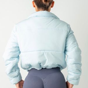 Veste courte matelassée bleu clair pour femme avec col montant, manches longues et fermeture éclair – Idéale pour l'hiver - Product Image 2