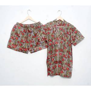 Hermoso Conjunto de Pijama Corto Vintage con Cuello Camisero, 3 Piezas, Estampado Floral Digital, Elegante y Cómodo, 100% Algodón - Product Image 2