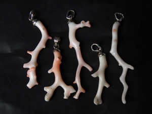 Pendentif en argent sterling 925 avec corail blanc naturel brut poli en forme de branche, bijou unique et tendance, cadeau pour elle - Product Image 1