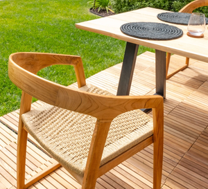 Chaise de jardin scandinave contemporaine en bois avec assise tressée et pieds coniques – Mobilier d'extérieur écologique au design durable pour villa - Product Image 3