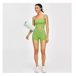 Ensemble de yoga pour femmes, haut court vert, short taille haute, 2 pièces, sans couture, en spandex et polyester, vêtements de sport, fabrication sur mesure par Twin City - Product Image 1