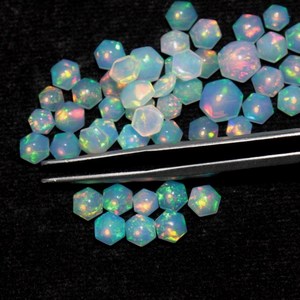 Opale Cabochon Coupe Hexagonale Opale Naturelle d'Éthiopie 4-7mm Pierre Précieuse Libre Effet de Couleur et Multifaisceau de Feu pour Bagues Boucles d'Oreilles Pendentifs - Product Image 1