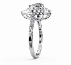 Anillo de compromiso con diamante cultivado en laboratorio Sparkling Dew Of Forever Halo, 1384 quilates de peso total, 46 piedras brillantes en oro fino. - Product Image 2
