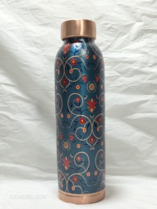 Bouteille d'eau en cuivre de qualité supérieure 1000 ml avec un élégant motif floral bleu et un bouchon anti-fuite - Récipient ayurvédique de 1 litre - Product Image 5