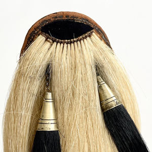 Este es un Sporran original de crin de caballo, que generalmente presenta un cuerpo blanco con dos borlas negras. - Product Image 5