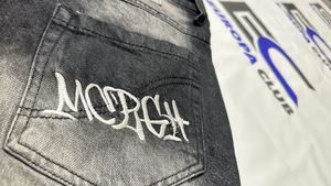 Shorts en jean pour homme, style streetwear personnalisé, baggy, effet usé, délavé à l'acide, avec strass de haute qualité - Product Image 6