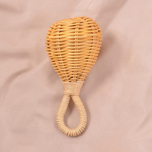 Venta al por mayor de sonajeros de madera natural para bebés pequeños sacudiendo la mano de ratán sonajero de madera de juguete al por mayor de Vietnam - Product Image 5