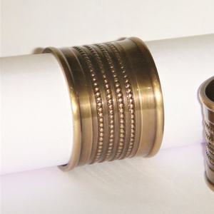 Porte-anneau de serviette en laiton Antique plaqué or perlé fait à la main élégant décor de table toutes saisons écologique pour les mariages - Product Image 1