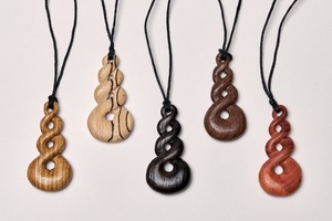 Pendentif en bois artisanal, design en écorce de bouleau naturel, collier avec cordon noir, bijoux en bois artisanal - Product Image 3