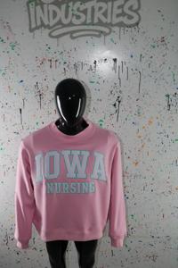 Sudadera IOWA Nursing Baby Pink con cuello alto, 100% algodón, aplique blanco bordado, cuello ancho, hilos finos. - Product Image 3