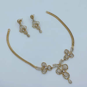 Ensemble collier et boucles d'oreilles classiques JeweleMarket, design de créateur, cristaux, strass, imitation perle, motif floral, bijoux fins, monture dorée - Product Image 1