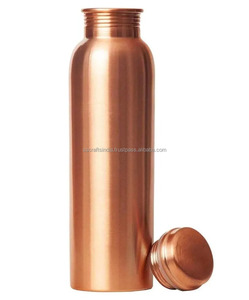 ขวดน้ำทองแดงต้านเชื้อแบคทีเรียผลิตในอินเดียพร้อมคุณสมบัติในการรักษาอายุรเวทสำหรับการเดินทางใช้ในสำนักงานและใช้ในบ้าน - Product Image 1
