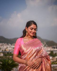 Sari de Seda Banarasi Rosa con Bordado Zari, Traje Tradicional Indio, Suave, para Bodas de Verano, Ropa Étnica, Ropa de Fiesta para Mujer, Blusa con Protección Solar - Product Image 4