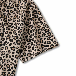 ชุดเสื้อยืดแขนสั้นและกางเกงขาสั้นฮาวายสำหรับผู้ชาย ลาย Aloha สไตล์ทรอปิคอล ชุดลำลองสองชิ้น ใส่ได้ทุกวัน ใส่ไปชายหาดได้ ผลิตจากผ้าฝ้าย 100% ป้องกันรังสียูวี แห้งเร็ว - Product Image 4