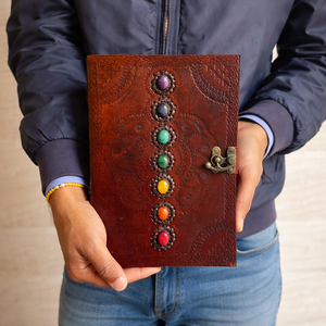 Libro de Sombras Grande Hecho a Mano en Cuero - Diario Grimoire Vintage y Libro de Invitados Rústico para Bodas con Papel de Borde Irregular - Product Image 2