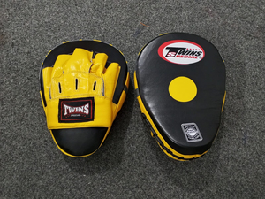 Guantes de Boxeo Dobles Resistentes en Negro y Amarillo, Manoplas Curvas de Cuero para Entrenamiento de Artes Marciales, Kickboxing y Muay Thai - Product Image 3