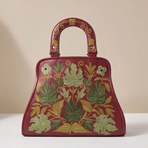 Bolso de mano con bordado Crewel de Cachemira — Cuero color burdeos con ramo de hojas tropicales - Product Image 3