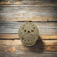Porte-bougie artisanal en marbre filigrané avec motifs religieux d'anges, d'animaux et de cœurs, accent décoratif
