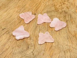 Pendentif Papillon en Quartz Rose Naturel, Trou Perforé, Pierre Précieuse Rose Polie, Breloque Papillon pour la Fabrication de Bijoux, Vente en Gros - Product Image 5