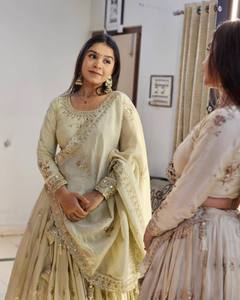 Lehenga Choli de Seda Beige con Dupatta, Bordado Floral, Largo hasta el Suelo, Traje Indio para Bodas y Fiestas - Product Image 5